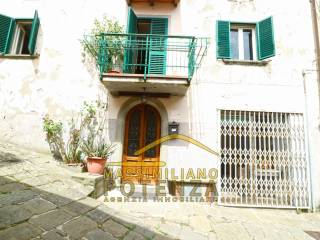 Casa indipendente in vendita a pescia via 17 agosto 1944