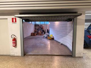 Garage in vendita a milano via paolo paruta, 74