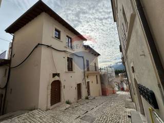 Casa indipendente in affitto a l'aquila 