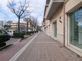 Negozio in affitto a pescara viale gabriele d'annunzio, 241