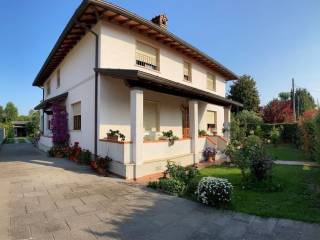 Villa in vendita a pietrasanta via luigi settembrini