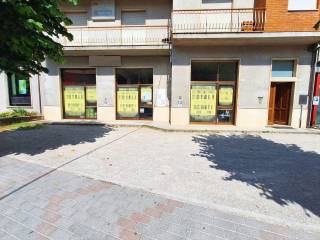 Negozio all'asta a comunanza viale ascoli, n. 70/72/74