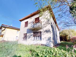 Casa indipendente in vendita a cento via chiesa, alberone 142