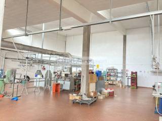 Laboratorio in affitto a fermo via adige 4.