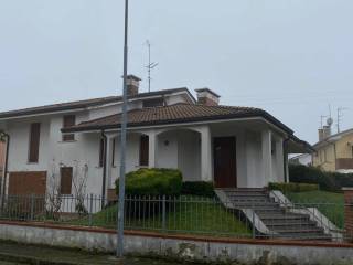 Villa in in vendita da privato a fratta polesine via antonio cornoldi, 14