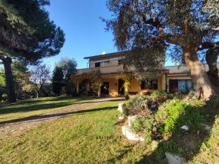 Villa in vendita a fano località roncosambaccio, 142