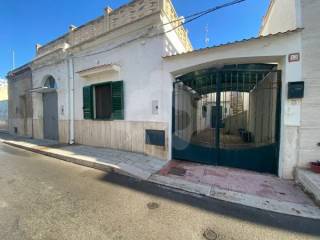 Casa indipendente in vendita a bari via attilio alto