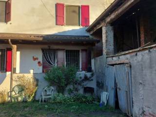 Casa indipendente in vendita a castelvetro piacentino via u. pelò, 3