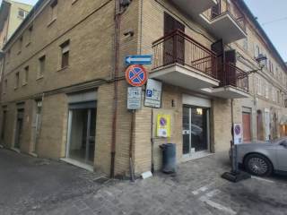 Negozio in vendita a monte urano piazza della libertà