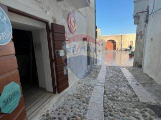 Negozio in vendita a vieste via mafrolla, 72