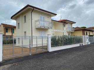 Villa bifamiliare in in vendita da privato a pietrasanta via giovanni cimabue, 12