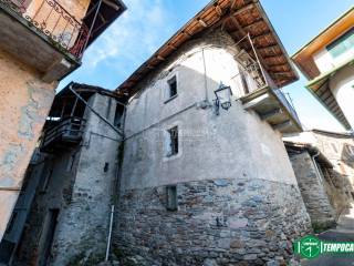 Casa indipendente in vendita a lesa via regina margherita, calogna 21