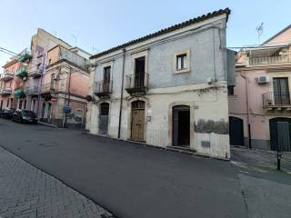 Casa indipendente in vendita a militello in val di catania via senatore s. maiorana, 4