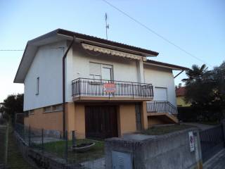 Villa in vendita a manzano via principale