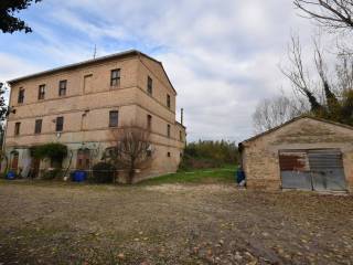 Colonica in vendita ad agugliano contrada la chiusa