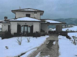 Villa a schiera all'asta a frontone strada dei magalotti