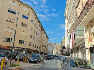 Negozio in vendita a napoli strettola sant'anna alle paludi