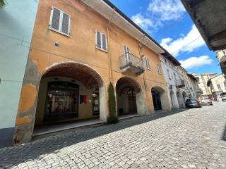 Intero stabile in vendita a livorno ferraris piazza galileo ferraris, 34