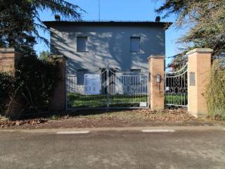 Villa in vendita a reggio nell'emilia via maccagnano, 9