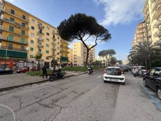 Negozio in vendita a napoli viale di augusto