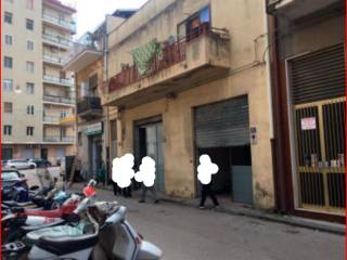 Negozio all'asta a caltagirone via monsignor benedetto denti, 23