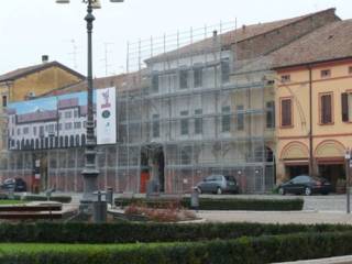 Intero stabile all'asta a novellara piazza unità d'italia