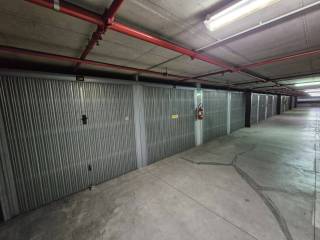 Garage in affitto a milano viale caterina da forlì, 42