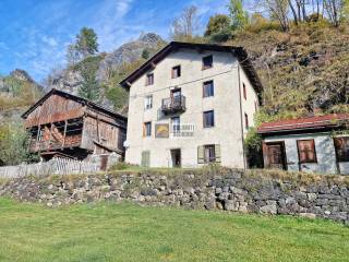 Villa bifamiliare in vendita ad alleghe località caprile