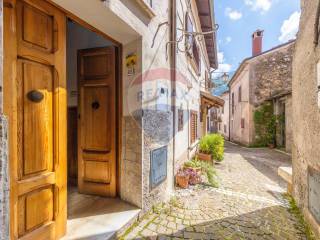 Casa indipendente in vendita a civitella roveto piazza del buon consiglio, 23