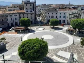 Negozio in affitto a messina piazza lo sardo, 18