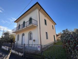 Villa in vendita a montecarlo via san giuseppe