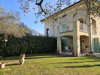 Villa bifamiliare in vendita a carrara via fossone basso