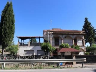 Casa indipendente in vendita a mosciano sant'angelo via ss80, 68