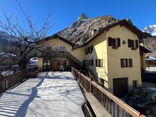 Villa bifamiliare in vendita a courmayeur strada larzey-entrèves