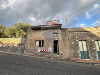 Casa indipendente in vendita ad aci sant'antonio via pulvirenti, 46/a