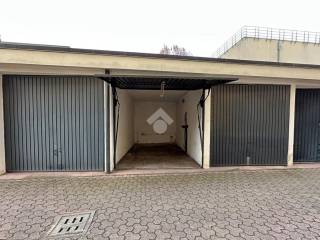 Garage in affitto a carate brianza via mascherpa, 9