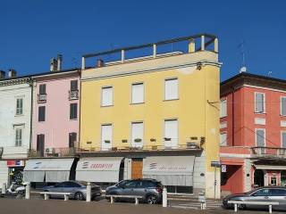 Intero stabile in vendita a casalmaggiore piazza giuseppe garibaldi, 47