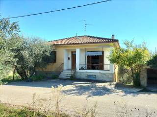 Villa in vendita a castiglione del lago via degli eroi