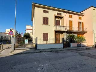 Casa indipendente in vendita a prato via lorenzo menabuoni, 22