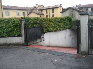 Garage in vendita a erba via giovanni corti, 2