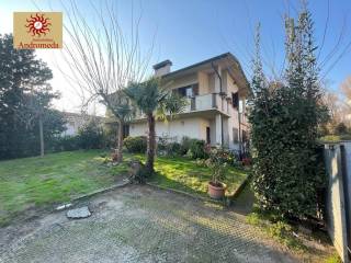 Villa in vendita a forte dei marmi via duca d'aosta