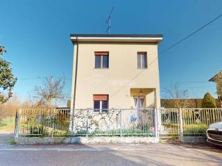 Casa indipendente in vendita a cento via colombarina lmperiale