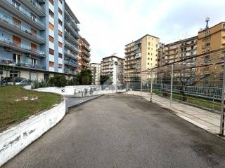 Garage in vendita a napoli via guido de ruggiero, 118