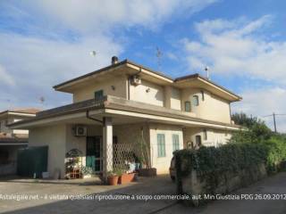 Intero stabile all'asta a modica strada comunale trecasucce torre radosta san zagaria, 85