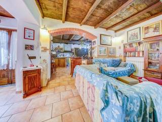 Casa indipendente in vendita a varallo pombia via ticino