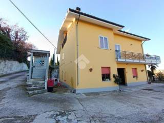 Casa indipendente in vendita ad atri via colle della giustizia, 35