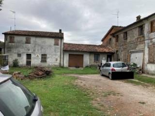 Casa indipendente all'asta a quistello via d. semeghini, 95