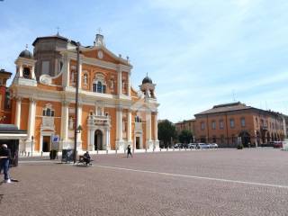 Negozio in vendita a carpi piazza martiri, 38