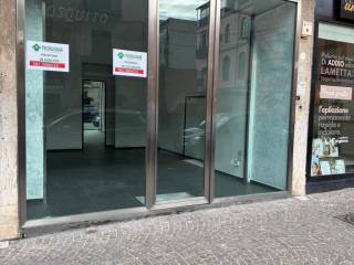 Negozio in vendita a san giorgio a cremano piazza bernardo tanucci, 9