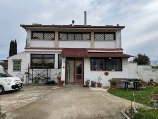 Villa bifamiliare in vendita ad aprilia 